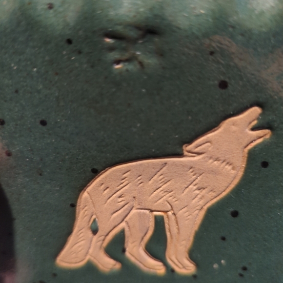 Howling Wolf Coater/tile From Collection Circle Nature Collection Pottery Green - Picture 7 of 14